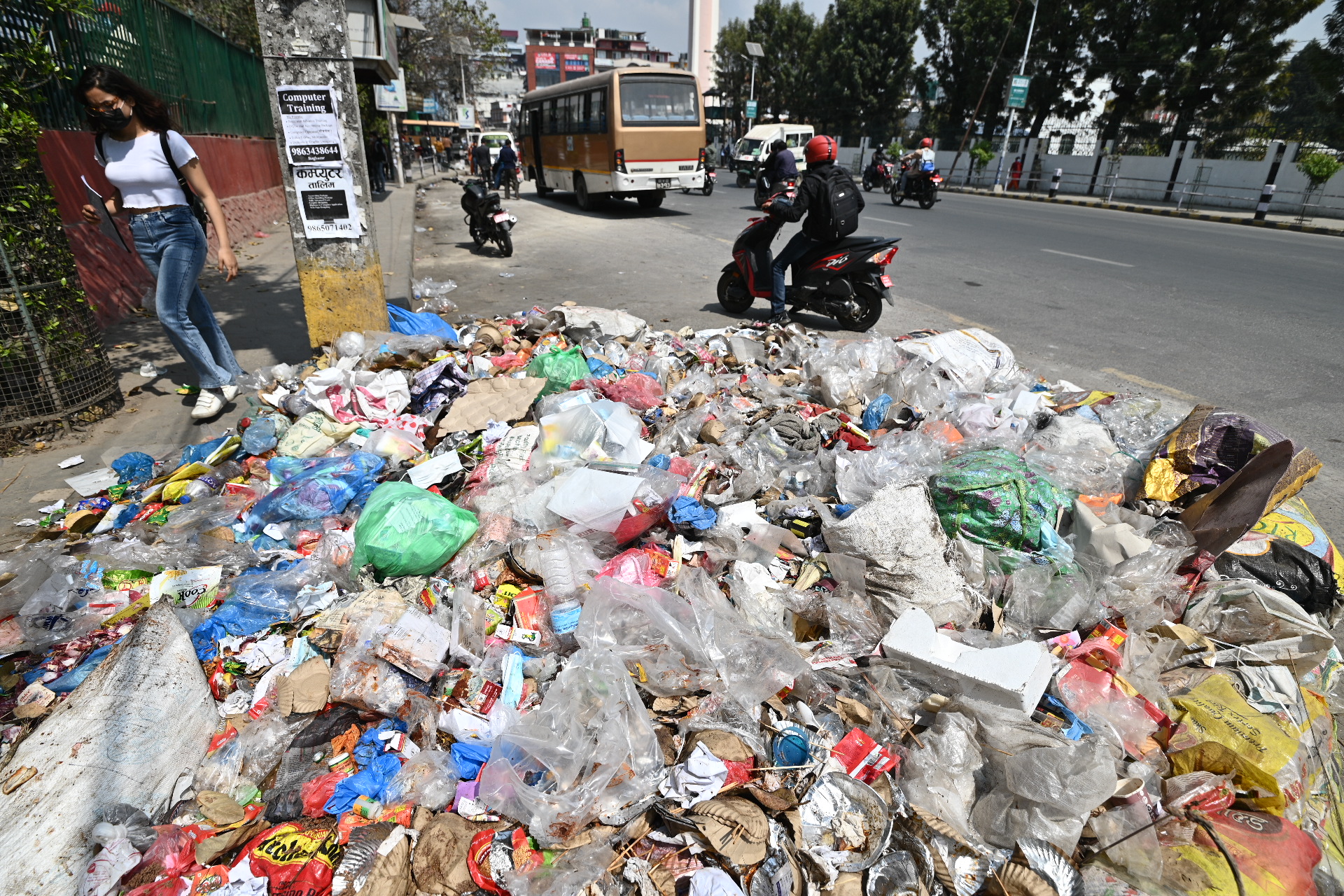 १० दिनदेखि उठेन उपत्यकाको फोहर